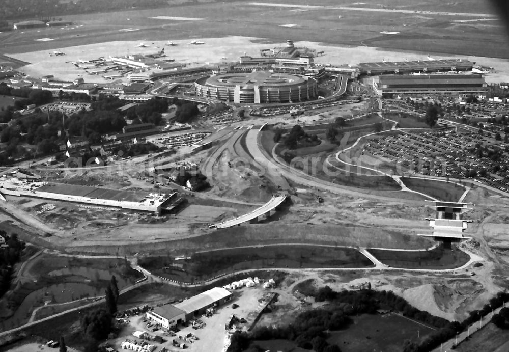 Düsseldorf from the bird's eye view: Highway- Construction site with earthworks along the route and of the route of the highway Nordring BAB A44 in the district Unterrath in Duesseldorf in the state North Rhine-Westphalia, Germany