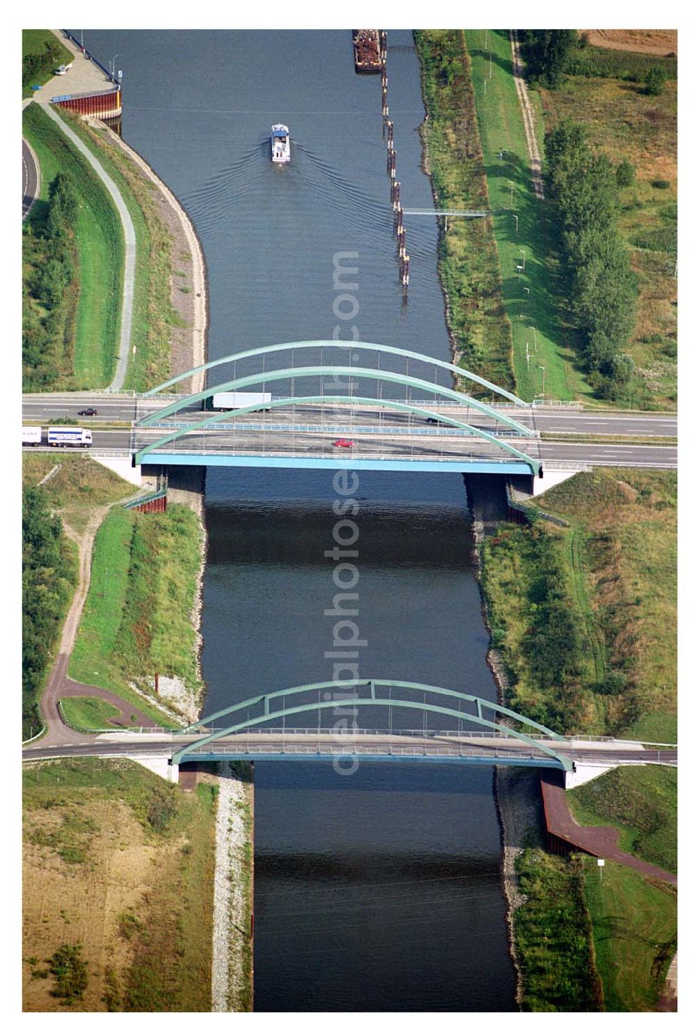 Magdeburg - Rothensee from above - 18.08.2005 Magdeburg Blick auf die Autobahnbrücke am Wasserstraßenkreuz über den Elbe-Abstiegskanal, ein Projekt der Schälerbau GmbH