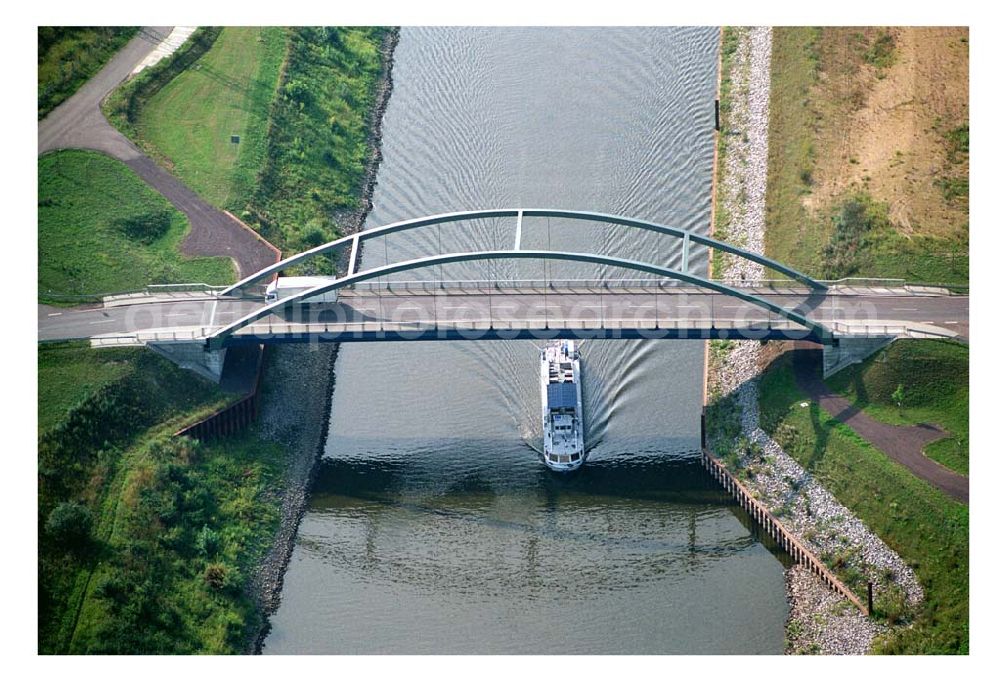 Aerial photograph Magdeburg - Rothensee - 18.08.2005 Magdeburg Blick auf die Autobahnbrücke am Wasserstraßenkreuz über den Elbe-Abstiegskanal, ein Projekt der Schälerbau GmbH