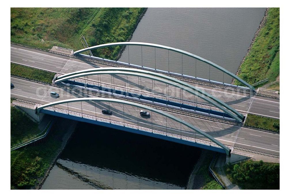 Magdeburg - Rothensee from above - 18.08.2005 Magdeburg Blick auf die Autobahnbrücke am Wasserstraßenkreuz über den Elbe-Abstiegskanal, ein Projekt der Schälerbau GmbH