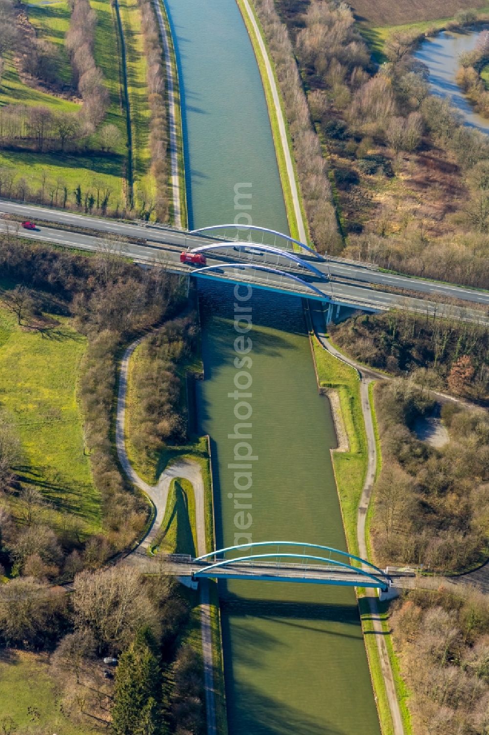 Aerial image Hamm - Routing and traffic lanes over the highway bridge in the motorway A 1 over the Datteln- Hamm- Kanal in the district Ruenthe in Hamm in the state North Rhine-Westphalia, Germany