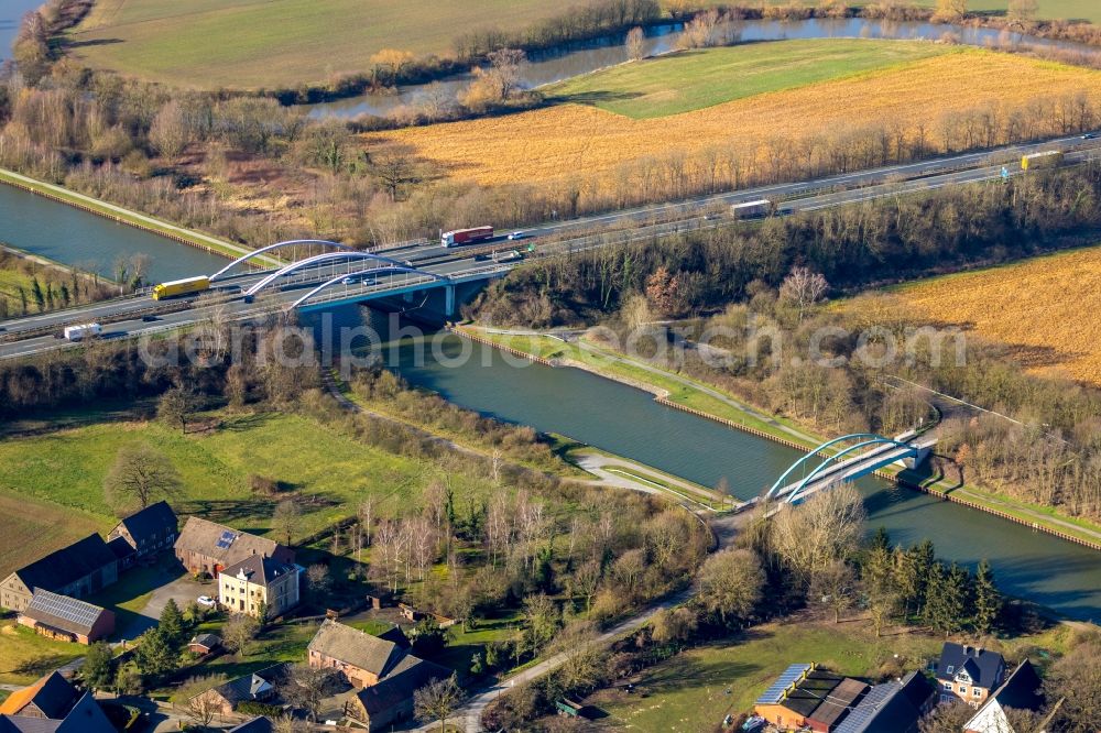 Aerial photograph Hamm - Routing and traffic lanes over the highway bridge in the motorway A 1 over the Datteln- Hamm- Kanal in the district Ruenthe in Hamm in the state North Rhine-Westphalia, Germany