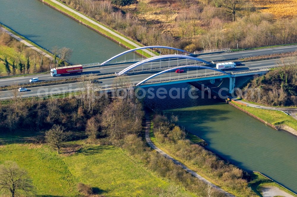 Hamm from above - Routing and traffic lanes over the highway bridge in the motorway A 1 over the Datteln- Hamm- Kanal in the district Ruenthe in Hamm in the state North Rhine-Westphalia, Germany