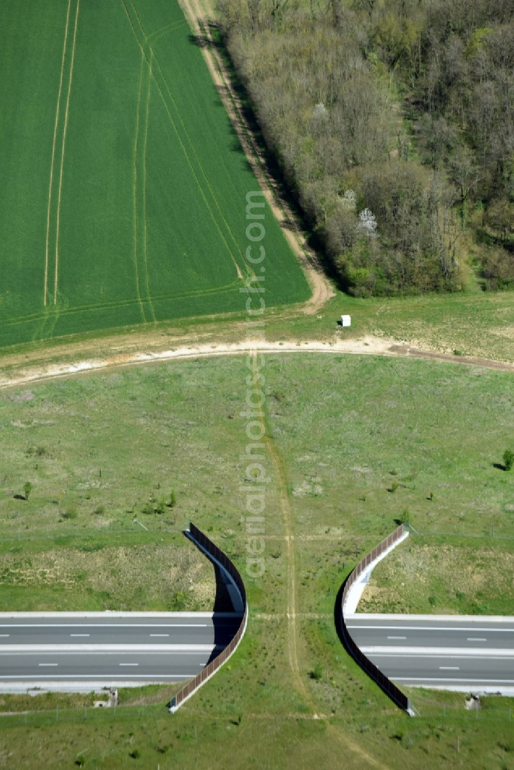 Aerial photograph Treilles-en-Gatinais - Highway bridge structure applied as a wildlife crossing bridge Wild - Wild swap the motorway A19 - E60 in Treilles-en-Gatinais in Centre-Val de Loire, France