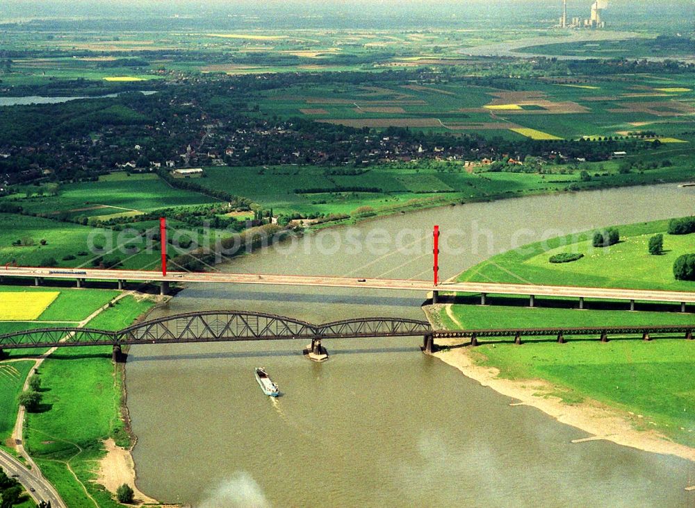 Aerial image Duisburg - Routing and traffic lanes over the highway bridge in the motorway A 42 Baerler Bruecken Rhine river in Duisburg in the state North Rhine-Westphalia