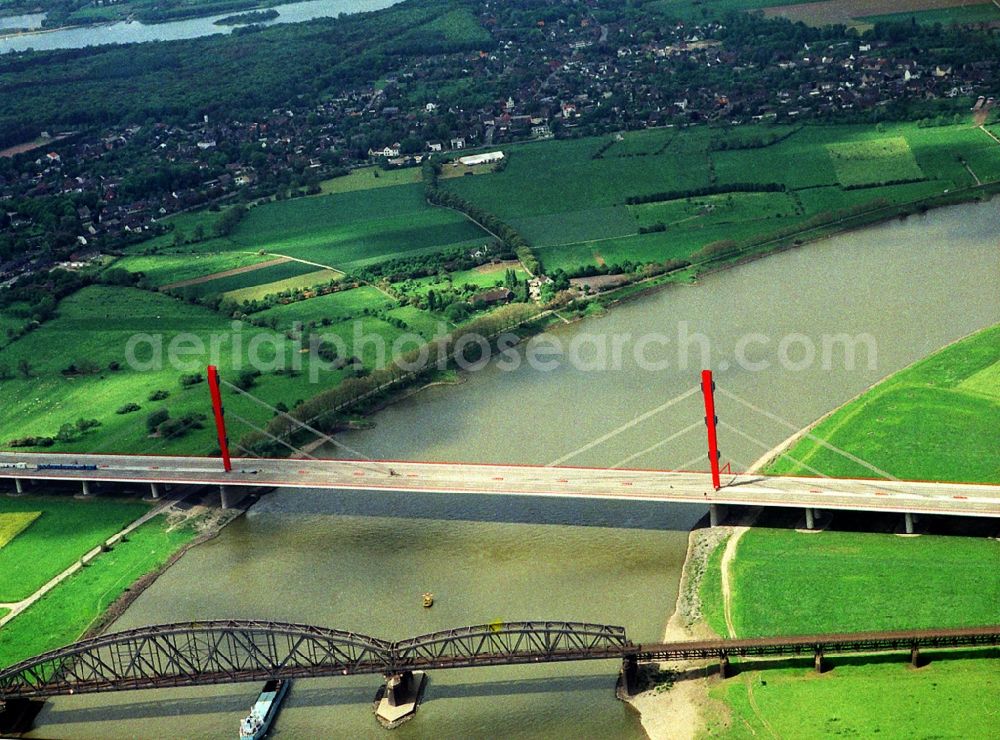 Aerial photograph Duisburg - Routing and traffic lanes over the highway bridge in the motorway A 42 Baerler Bruecken Rhine river in Duisburg in the state North Rhine-Westphalia