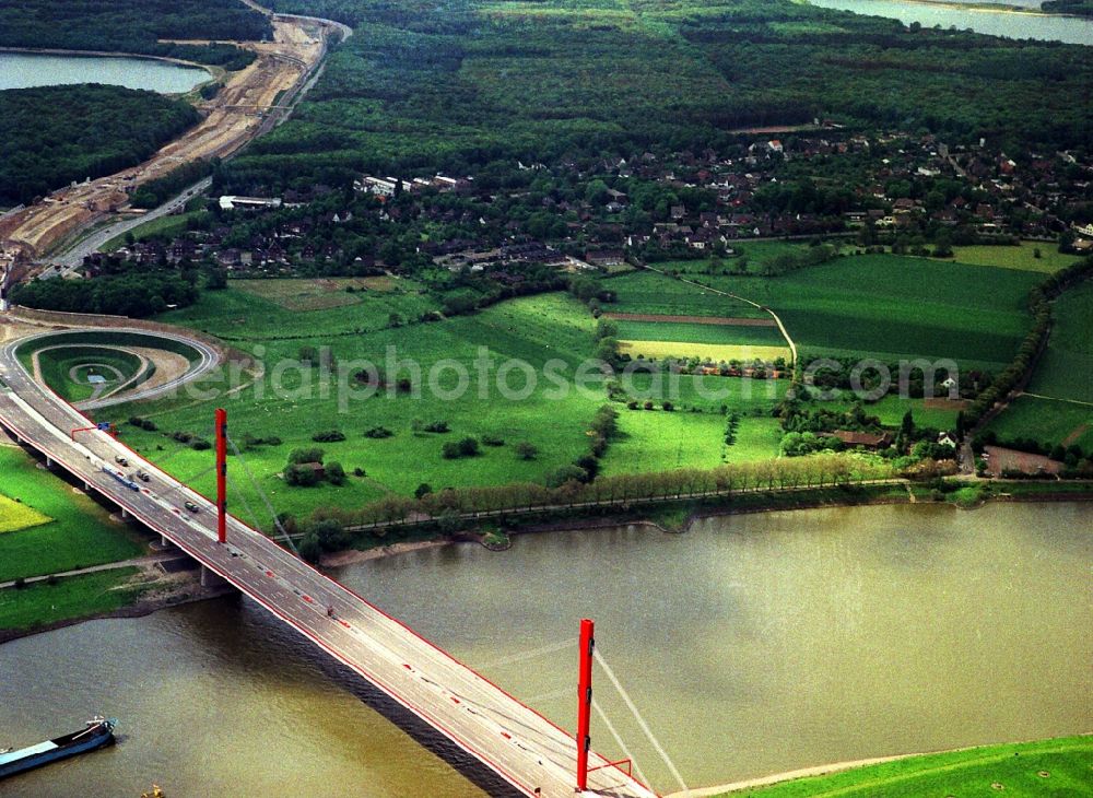 Duisburg from the bird's eye view: Routing and traffic lanes over the highway bridge in the motorway A 42 Baerler Bruecken Rhine river in Duisburg in the state North Rhine-Westphalia