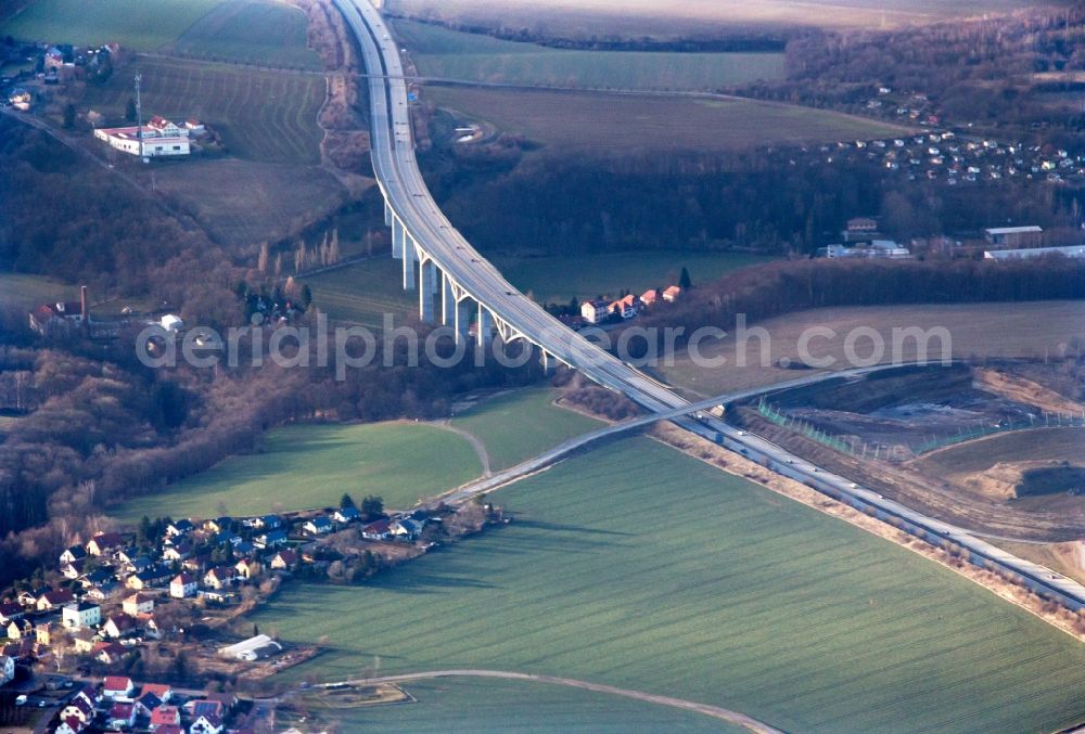 Dohna from the bird's eye view: Routing and traffic lanes over the highway bridge in the motorway A 17 bei Dresden in Dohna in the state Saxony, Germany