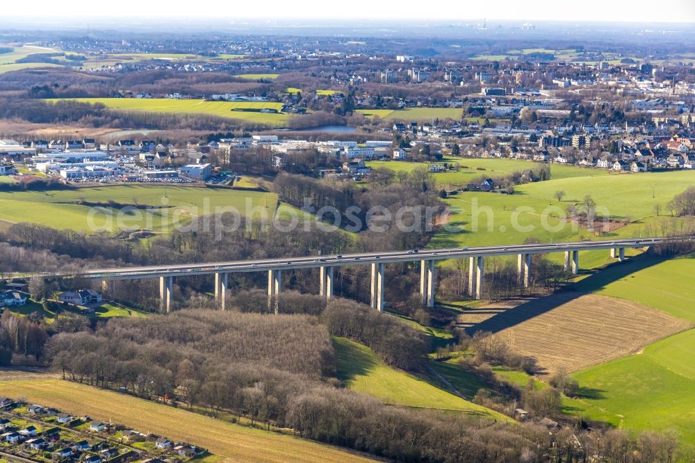 Aerial photograph Velbert - Routing and traffic lanes over the highway bridge in the motorway A 535 next to Toenisheide in Velbert in the state North Rhine-Westphalia, Germany