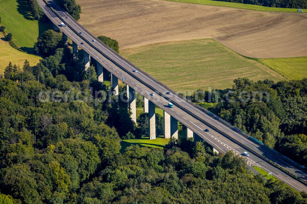 Aerial photograph Velbert - Routing and traffic lanes over the highway bridge in the motorway A 535 next to Toenisheide in Velbert in the state North Rhine-Westphalia, Germany