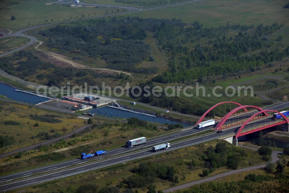 Aerial image Grosspösna - Routing and traffic lanes over the highway bridge in the motorway A38 over the Auenhainer Bucht in Grosspoesna in the state Saxony