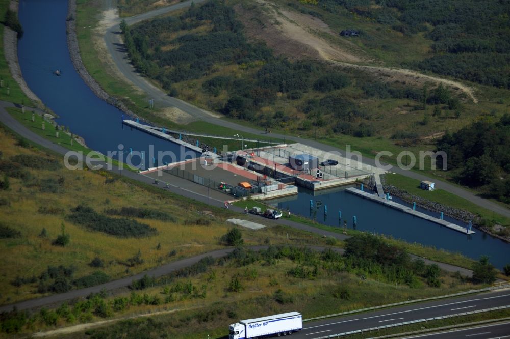 Aerial photograph Grosspösna - Routing and traffic lanes over the highway bridge in the motorway A38 over the Auenhainer Bucht in Grosspoesna in the state Saxony