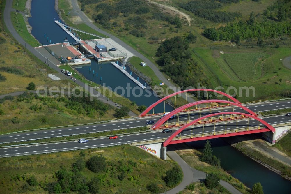 Grosspösna from the bird's eye view: Routing and traffic lanes over the highway bridge in the motorway A38 over the Auenhainer Bucht in Grosspoesna in the state Saxony