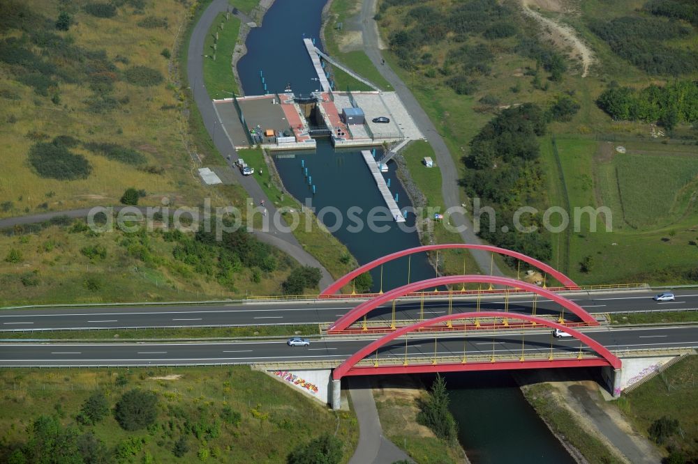 Aerial image Grosspösna - Routing and traffic lanes over the highway bridge in the motorway A38 over the Auenhainer Bucht in Grosspoesna in the state Saxony