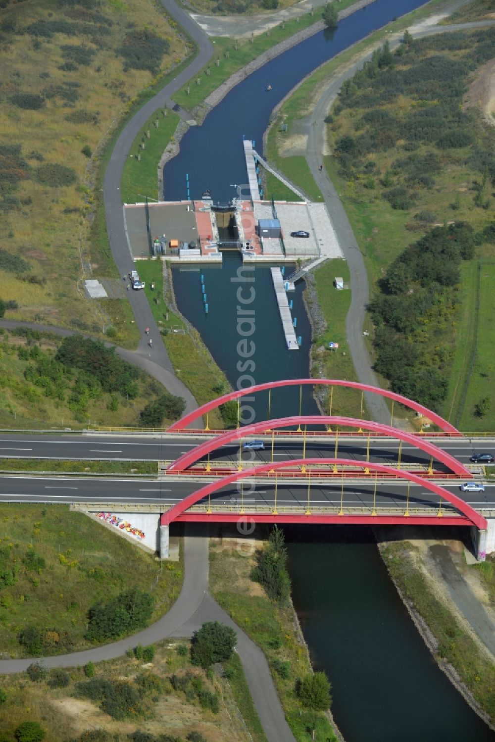 Aerial photograph Grosspösna - Routing and traffic lanes over the highway bridge in the motorway A38 over the Auenhainer Bucht in Grosspoesna in the state Saxony