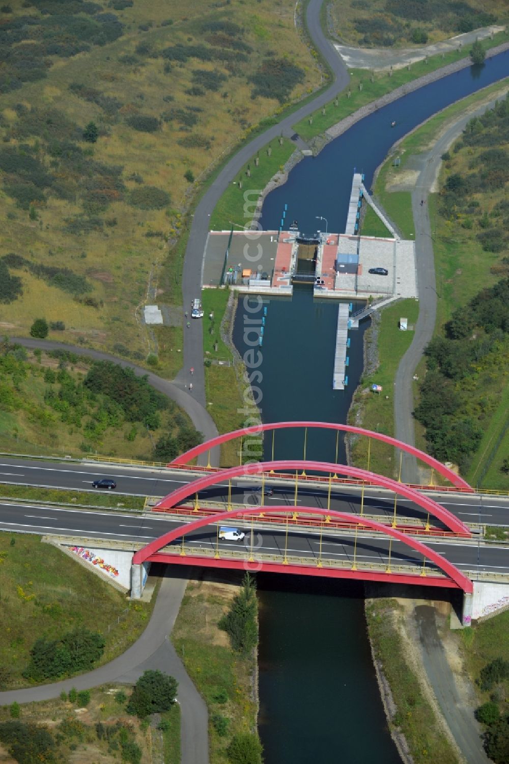 Grosspösna from the bird's eye view: Routing and traffic lanes over the highway bridge in the motorway A38 over the Auenhainer Bucht in Grosspoesna in the state Saxony