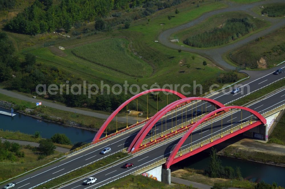 Aerial image Grosspösna - Routing and traffic lanes over the highway bridge in the motorway A38 over the Auenhainer Bucht in Grosspoesna in the state Saxony