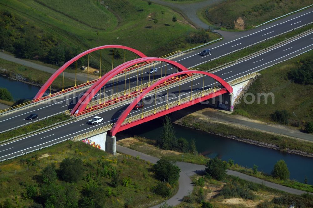 Aerial photograph Grosspösna - Routing and traffic lanes over the highway bridge in the motorway A38 over the Auenhainer Bucht in Grosspoesna in the state Saxony