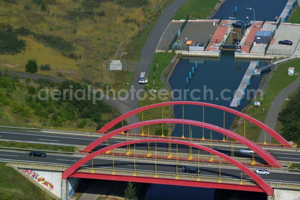 Grosspösna from the bird's eye view: Routing and traffic lanes over the highway bridge in the motorway A38 over the Auenhainer Bucht in Grosspoesna in the state Saxony