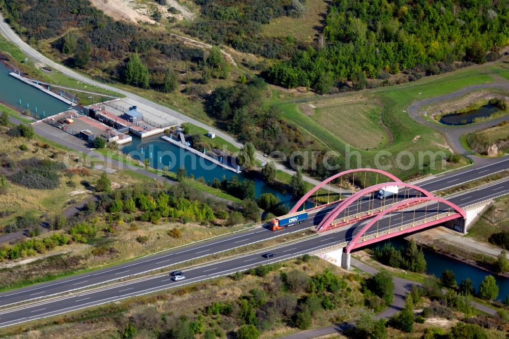 Aerial photograph Markkleeberg - Routing and traffic lanes over the highway bridge in the motorway A 38 about the Auenhainer Bucht in the district Stoermthal in Markkleeberg in the state Saxony, Germany