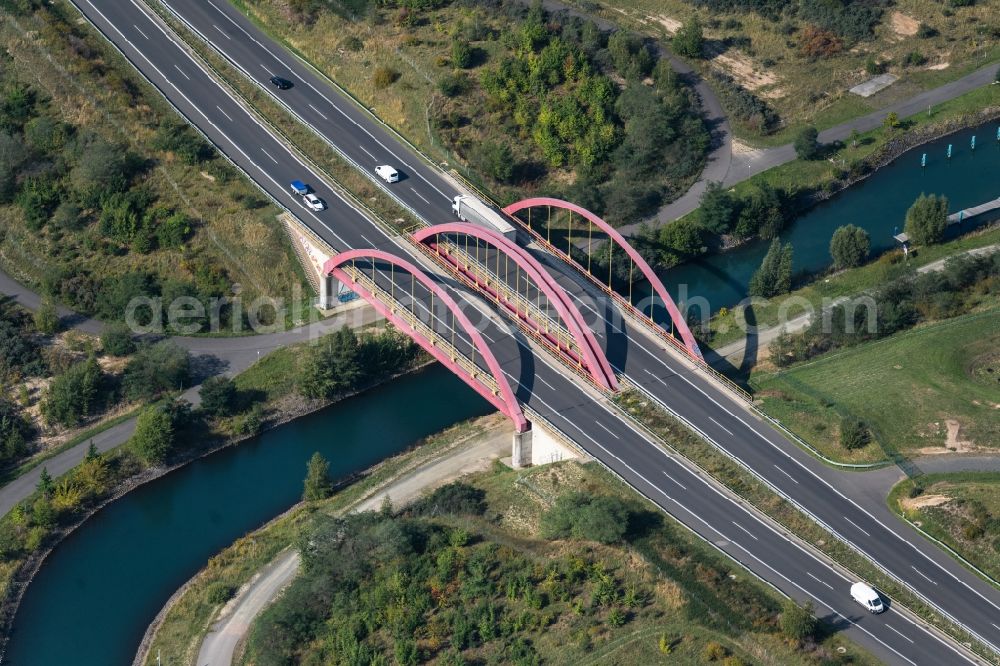 Markkleeberg from the bird's eye view: Routing and traffic lanes over the highway bridge in the motorway A 38 about the Auenhainer Bucht in the district Stoermthal in Markkleeberg in the state Saxony, Germany