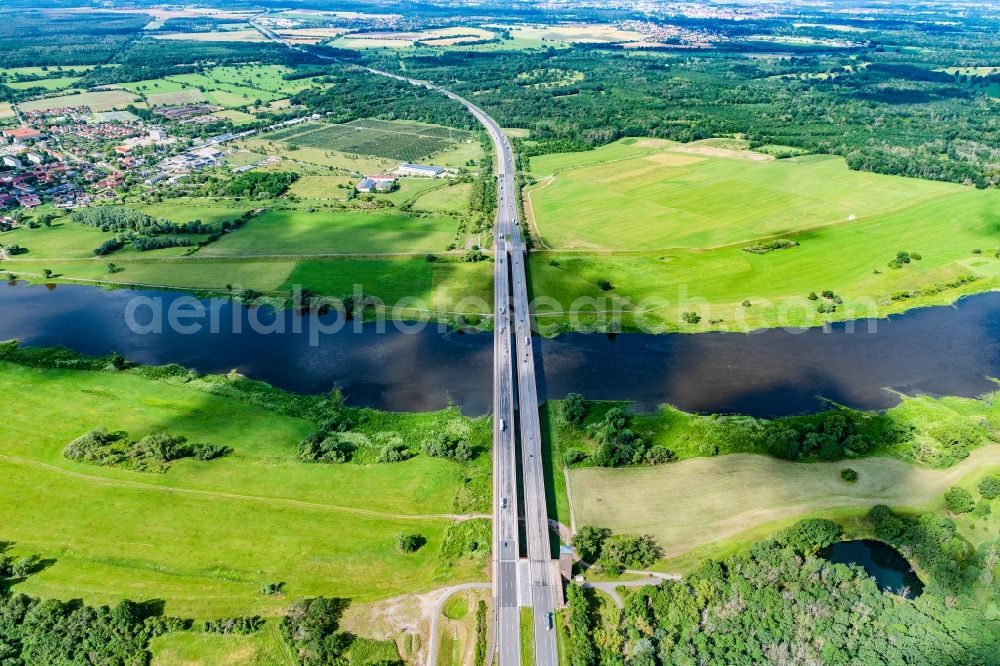 Vockerode from the bird's eye view: Routing and traffic lanes over the highway bridge in the motorway A9 ueber of Elbe in Vockerode in the state Saxony-Anhalt, Germany