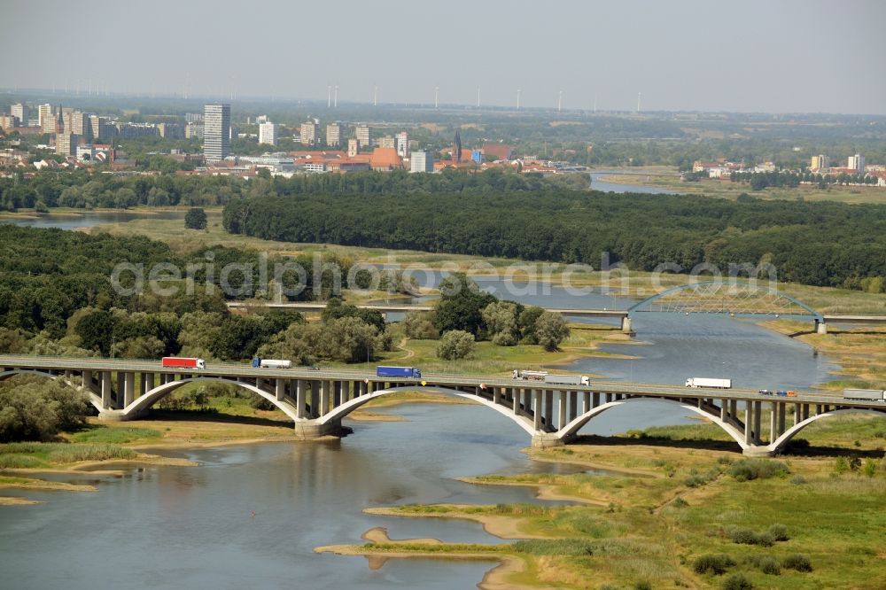 Aerial photograph Frankfurt (Oder) - Routing and traffic lanes over the highway bridge in the motorway A 12 E30 in Frankfurt (Oder) in the state Brandenburg