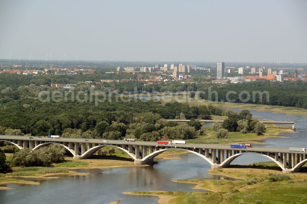 Aerial photograph Frankfurt (Oder) - Routing and traffic lanes over the highway bridge in the motorway A 12 E30 in Frankfurt (Oder) in the state Brandenburg