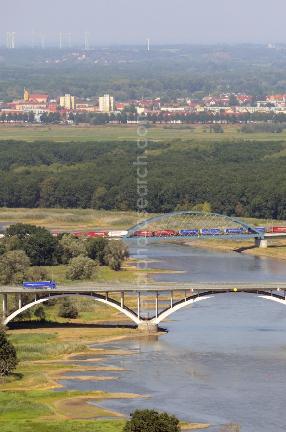 Aerial photograph Frankfurt (Oder) - Routing and traffic lanes over the highway bridge in the motorway A 12 E30 in Frankfurt (Oder) in the state Brandenburg