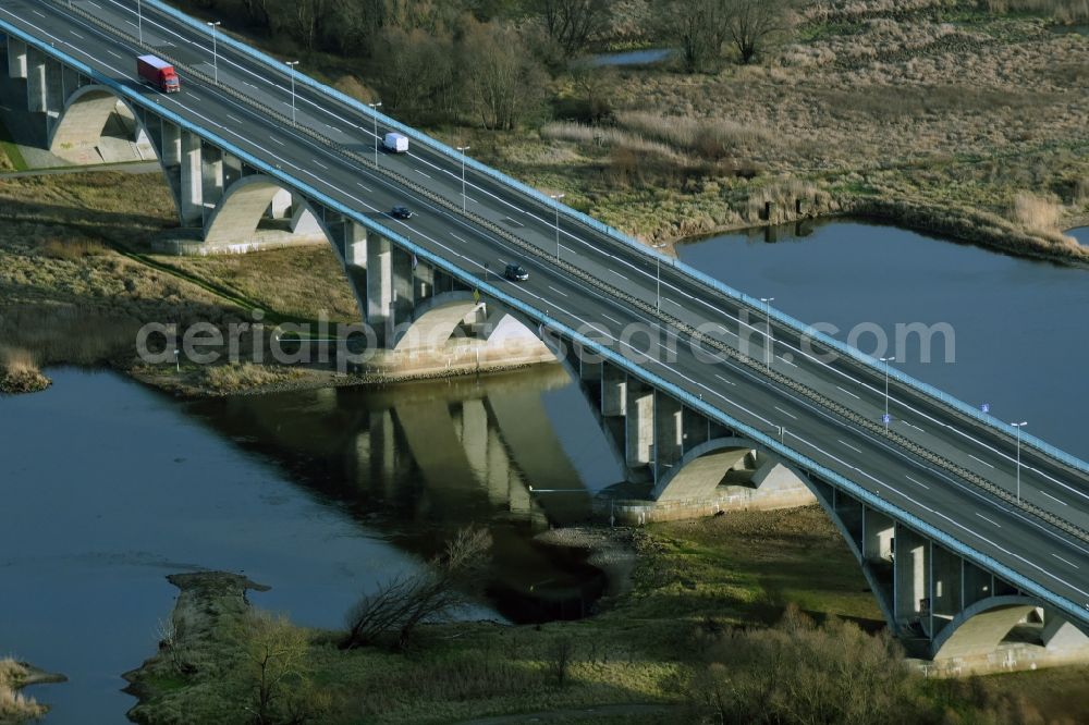 Frankfurt (Oder) from the bird's eye view: Routing and traffic lanes over the highway bridge in the motorway A 12 E30 in Frankfurt (Oder) in the state Brandenburg