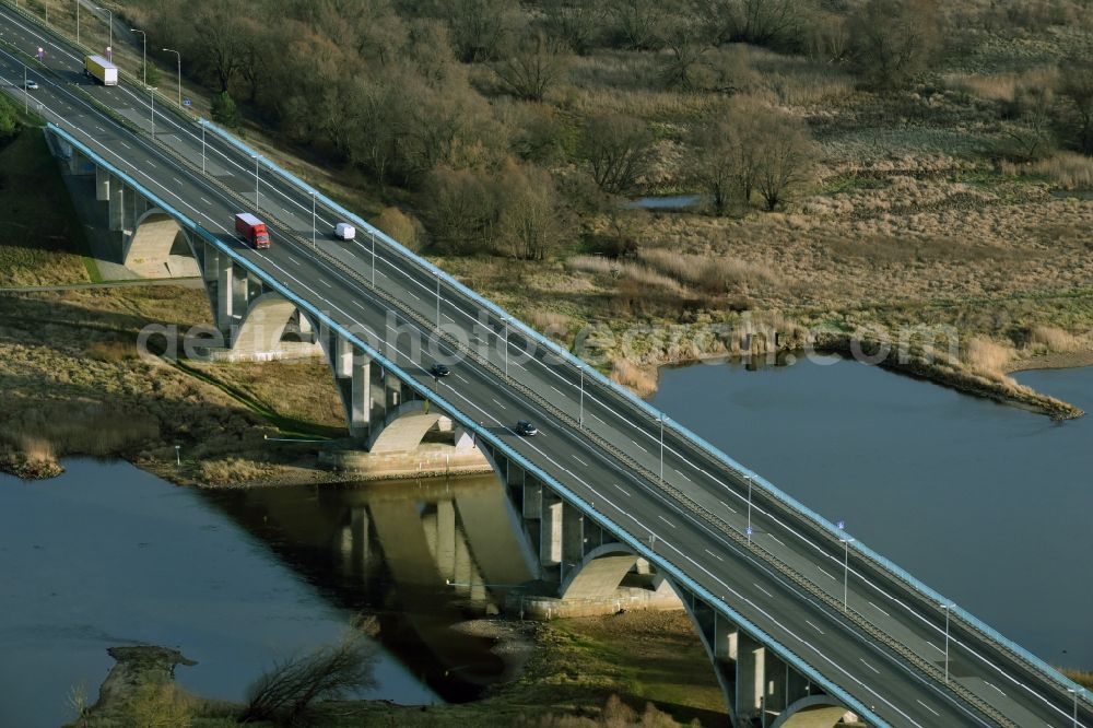 Aerial image Frankfurt (Oder) - Routing and traffic lanes over the highway bridge in the motorway A 12 E30 in Frankfurt (Oder) in the state Brandenburg