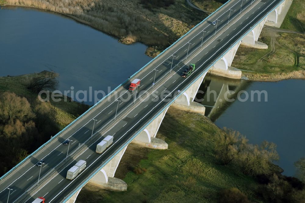 Aerial photograph Frankfurt (Oder) - Routing and traffic lanes over the highway bridge in the motorway A 12 E30 in Frankfurt (Oder) in the state Brandenburg