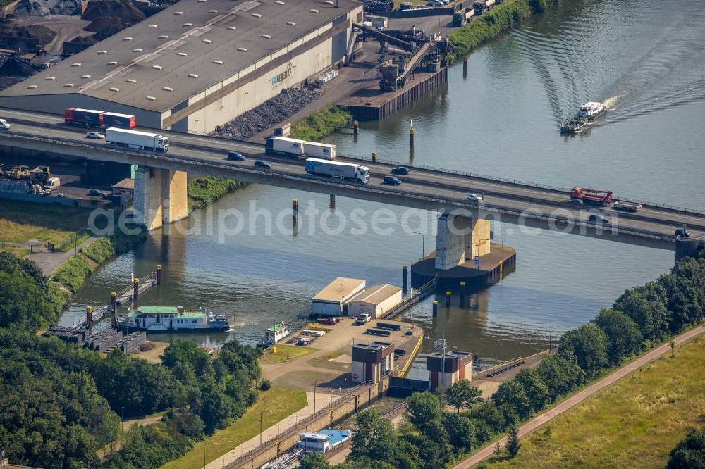 Aerial photograph Duisburg - Routing and traffic lanes over the highway bridge in the motorway A 59 over the Rhine river course at the factory premises of de Beijer Logistik Duisburg GmbH in Duisburg at Ruhrgebiet in the state North Rhine-Westphalia, Germany