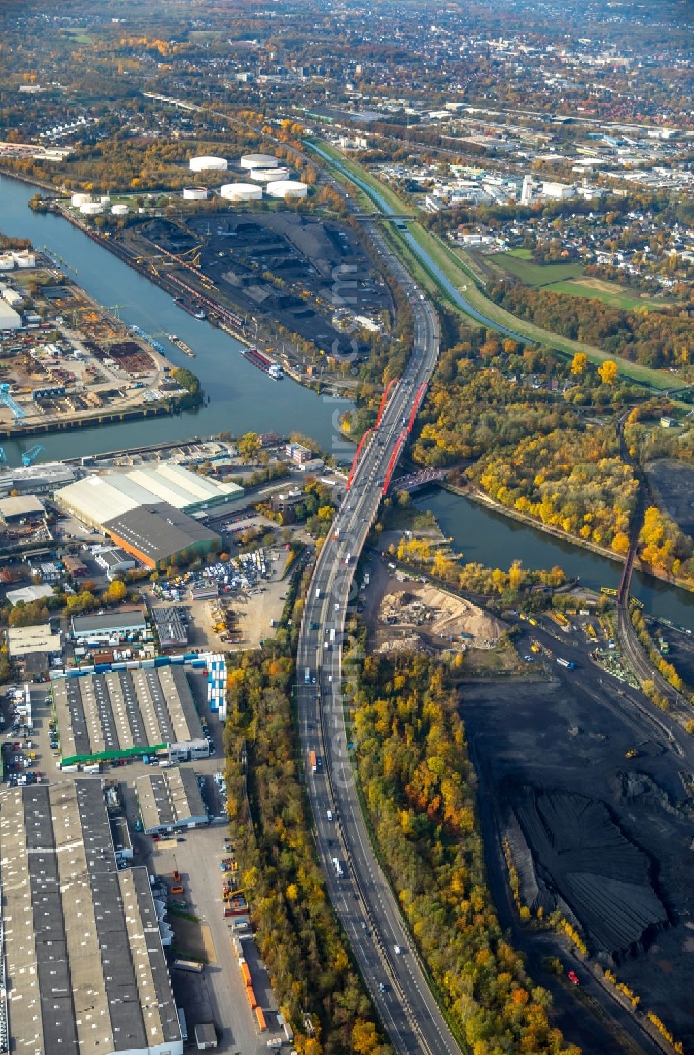 Aerial photograph Bottrop - Road course and highway bridge construction of the motorway A 42 over the Rhine-Herne canal in Bottrop in North Rhine-Westphalia