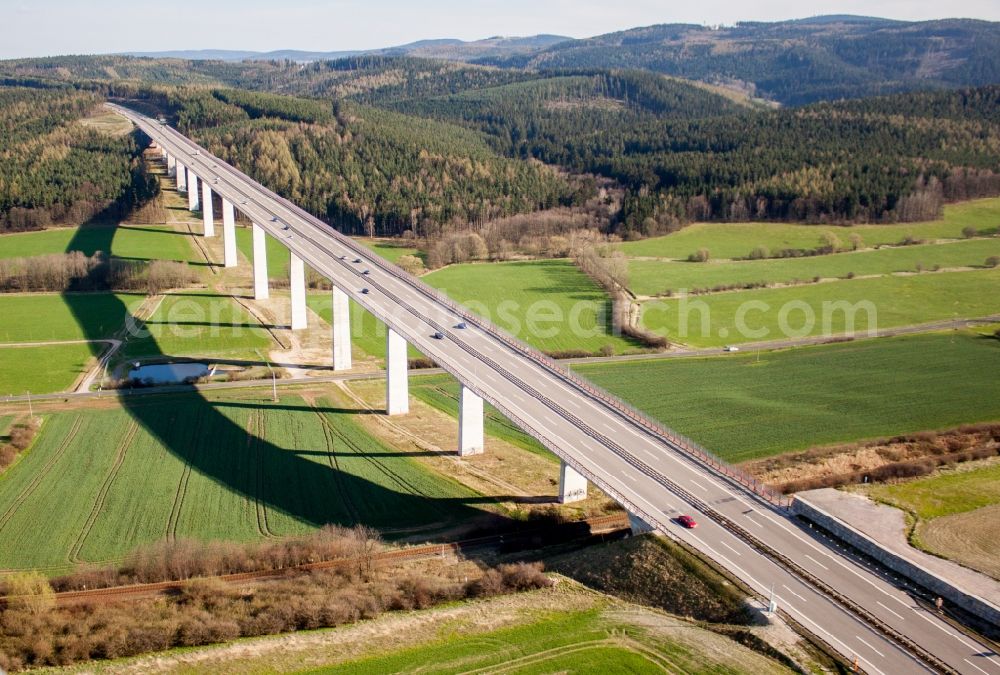 Aerial image Martinroda - Routing and traffic lanes over the highway bridge in the motorway A 71 ueber das Tal of Reichenbach in Martinroda in the state Thuringia, Germany