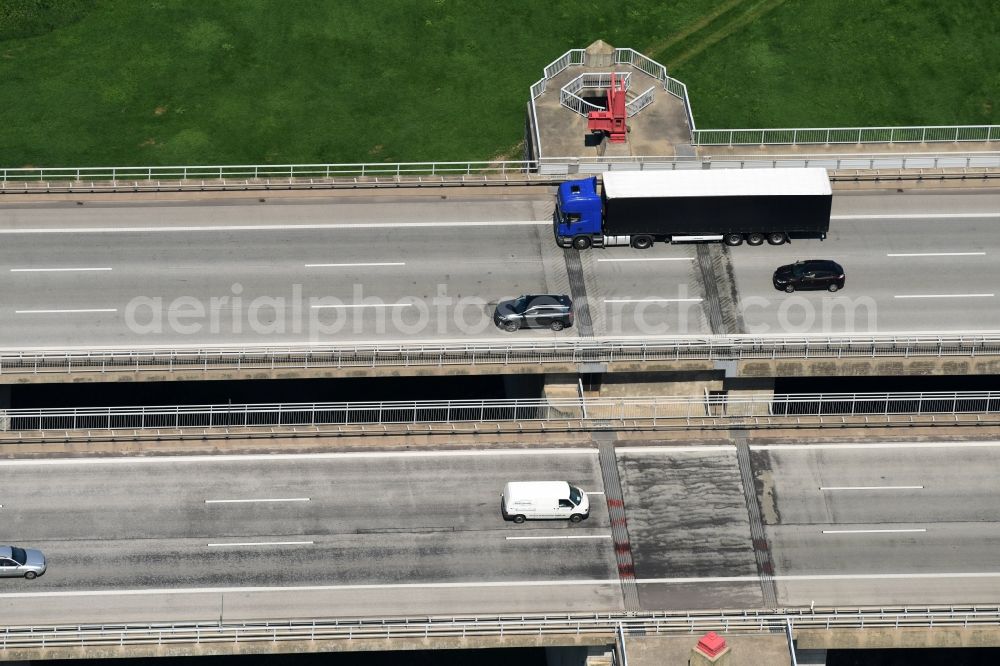 Hohenwarthe from the bird's eye view: Routing and traffic lanes over the highway bridge in the motorway A 2 in Hohenwarthe in the state Saxony-Anhalt