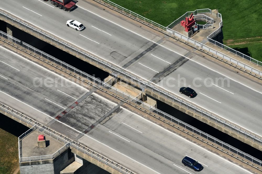 Aerial photograph Hohenwarthe - Routing and traffic lanes over the highway bridge in the motorway A 2 in Hohenwarthe in the state Saxony-Anhalt