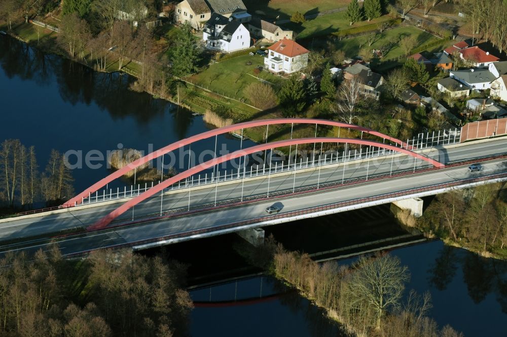 Aerial image Berkenbrück - Routing and traffic lanes over the highway bridge in the motorway A 12 on the banks of the river course of Fuerstenwalder Spree in Berkenbrueck in the state Brandenburg