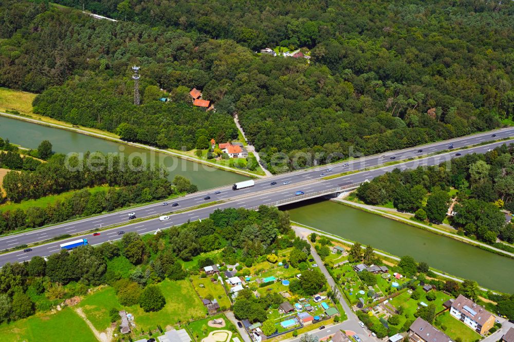 Aerial image Seelze - Route and lanes along the motorway bridge of the BAB A2 over the banks of the Mittellandkanal river on Forstamtsstrasse in Seelze in the state of Lower Saxony, Germany