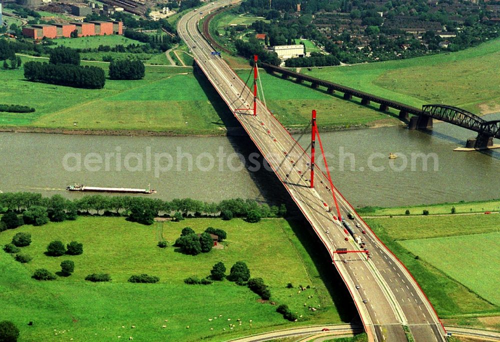 Aerial photograph Duisburg - Routing and traffic lanes over the highway bridge in the motorway A 42 ueber die Ufer des Flussverlaufes des Rhein in Duisburg in the state North Rhine-Westphalia