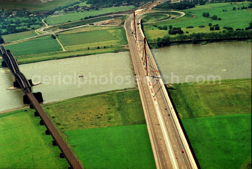 Duisburg from the bird's eye view: Routing and traffic lanes over the highway bridge in the motorway A 42 ueber die Ufer des Flussverlaufes des Rhein in Duisburg in the state North Rhine-Westphalia