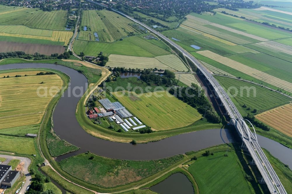 Itzehoe from the bird's eye view: Routing and lanes over the motorway bridge the BAB A23 on the banks of the Stoer River in Itzehoe in Schleswig-Holstein