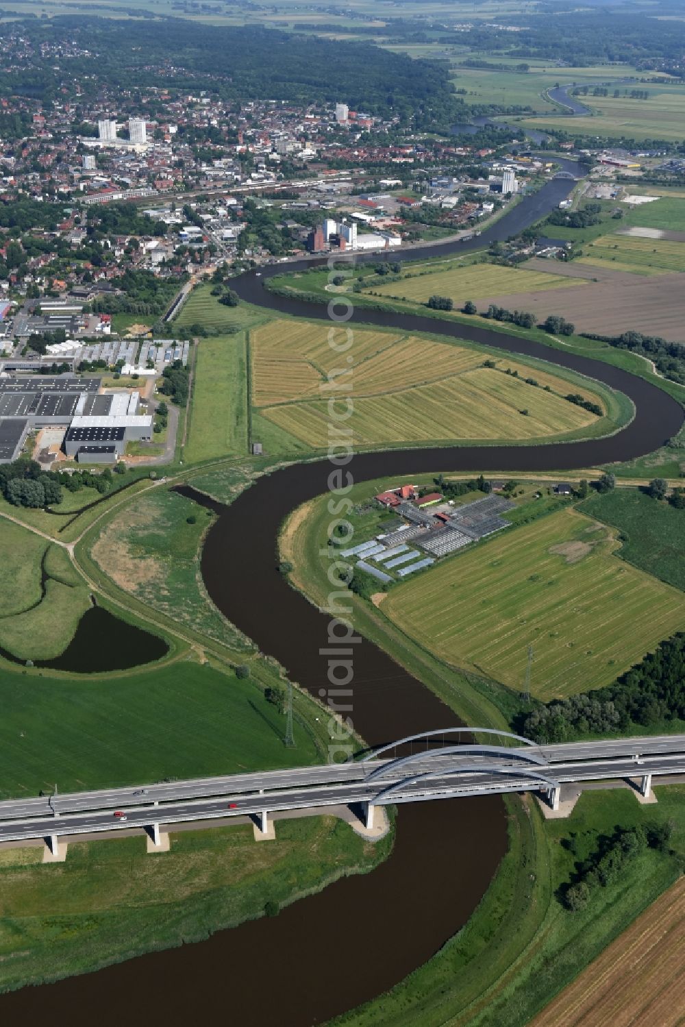 Itzehoe from above - Routing and lanes over the motorway bridge the BAB A23 on the banks of the Stoer River in Itzehoe in Schleswig-Holstein