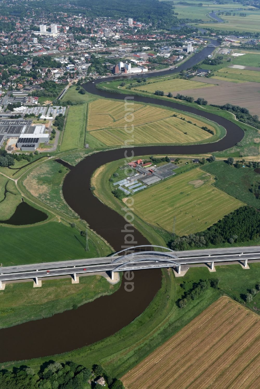 Itzehoe from the bird's eye view: Routing and lanes over the motorway bridge the BAB A23 on the banks of the Stoer River in Itzehoe in Schleswig-Holstein