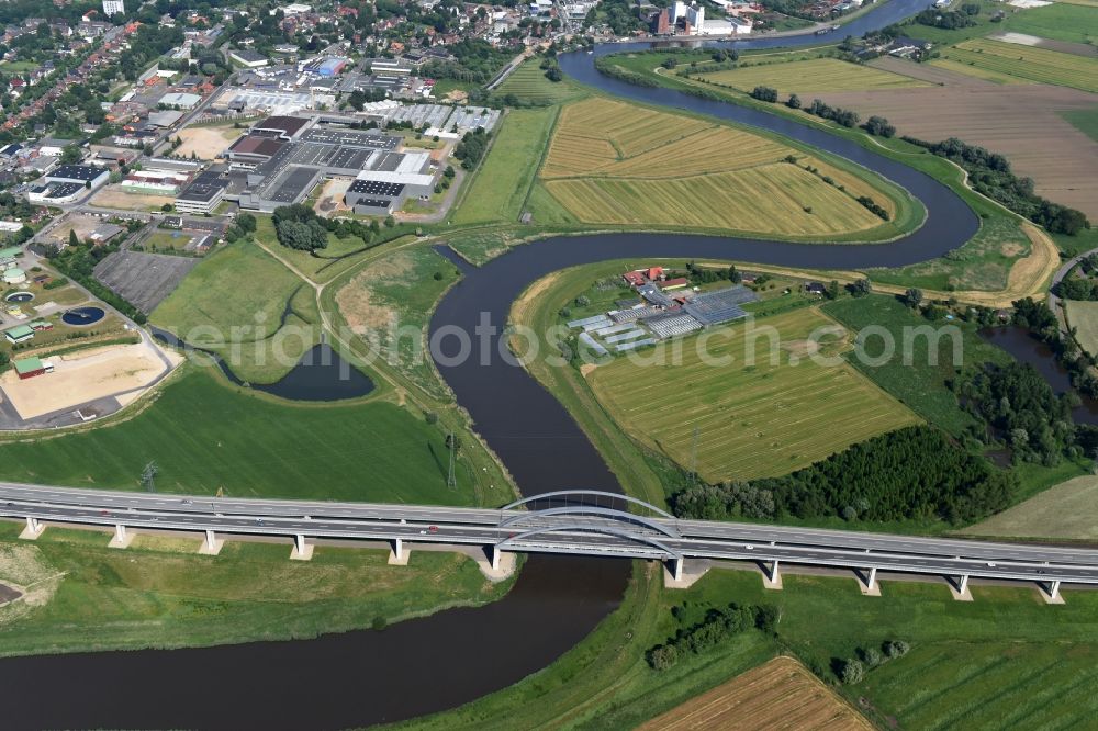 Aerial image Itzehoe - Routing and lanes over the motorway bridge the BAB A23 on the banks of the Stoer River in Itzehoe in Schleswig-Holstein