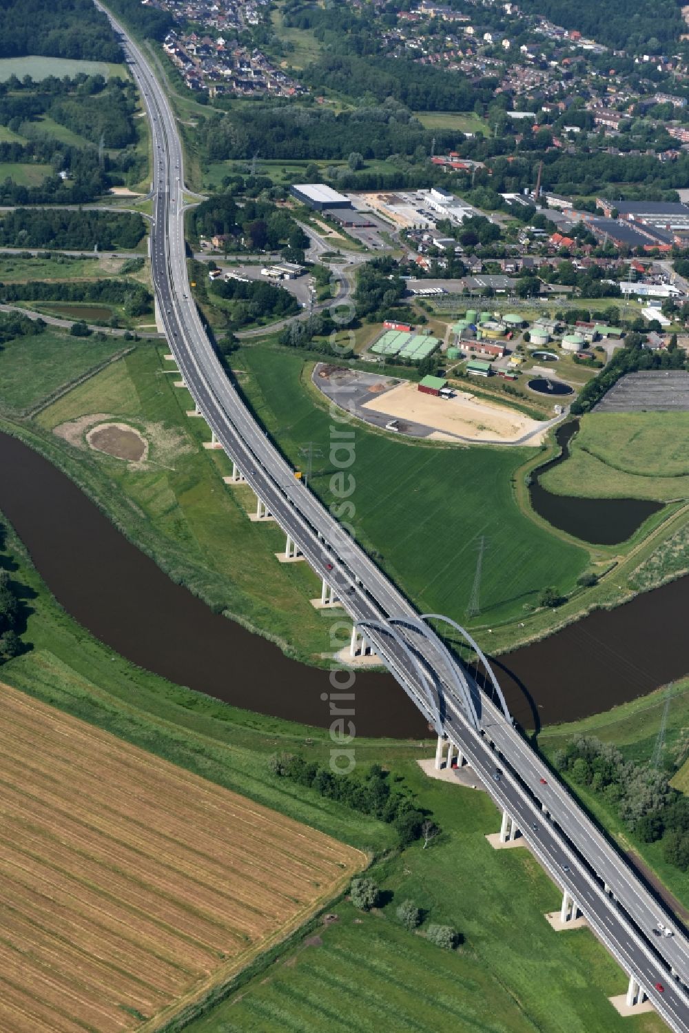 Aerial image Itzehoe - Routing and lanes over the motorway bridge the BAB A23 on the banks of the Stoer River in Itzehoe in Schleswig-Holstein