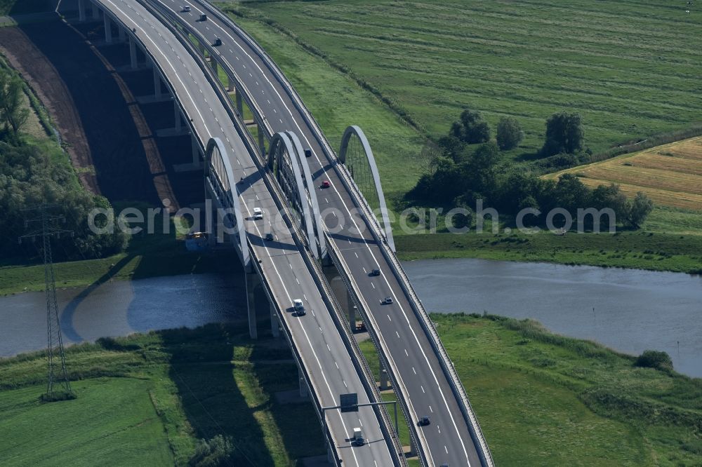 Itzehoe from the bird's eye view: Routing and lanes over the motorway bridge the BAB A23 on the banks of the Stoer River in Itzehoe in Schleswig-Holstein