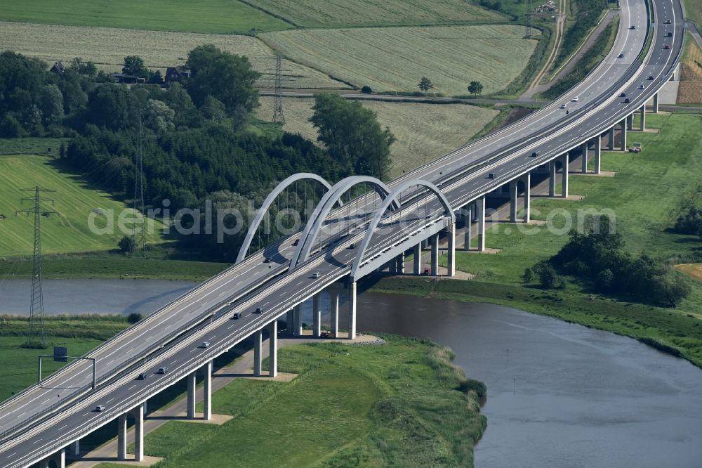 Itzehoe from the bird's eye view: Routing and lanes over the motorway bridge the BAB A23 on the banks of the Stoer River in Itzehoe in Schleswig-Holstein