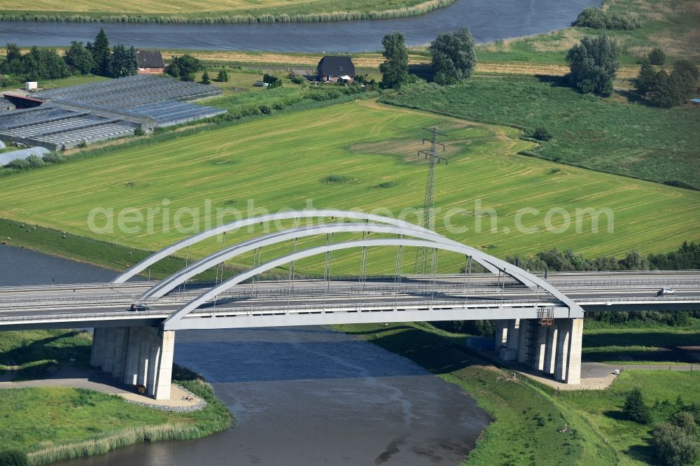 Itzehoe from the bird's eye view: Routing and lanes over the motorway bridge the BAB A23 on the banks of the Stoer River in Itzehoe in Schleswig-Holstein