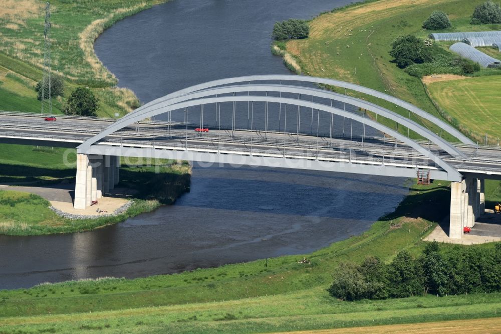 Aerial photograph Itzehoe - Routing and lanes over the motorway bridge the BAB A23 on the banks of the Stoer River in Itzehoe in Schleswig-Holstein